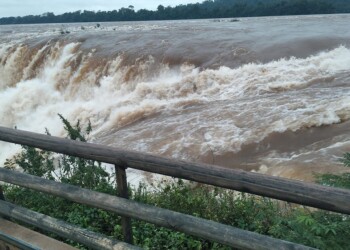 Cierran Garganta del Diablo por la crecida del río Iguazú