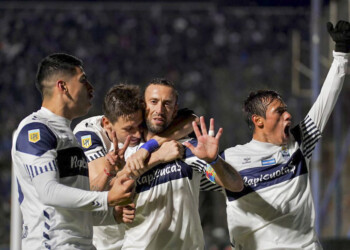 Gimnasia superó con autoridad a Racing y se mantiene invicto