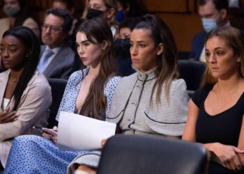 Biles y un grupo de gimnastas presentan millonaria demanda al FBI