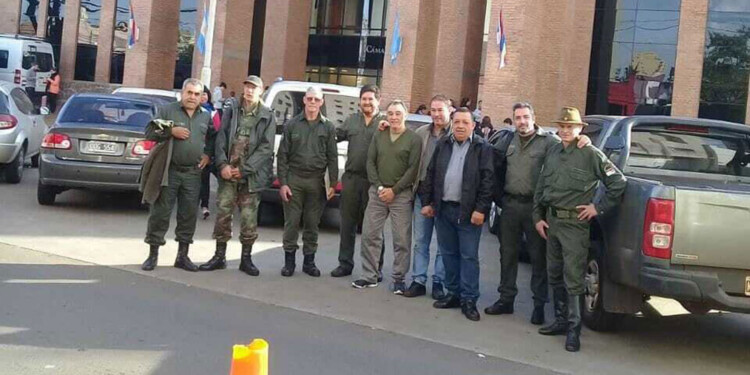 ACOMPAÑAMIENTO. Los trabajadores guardaparques se hicieron presentes el jueves en la Legislatura para pedir aprobación al proyecto.