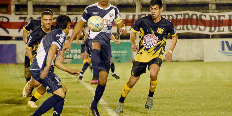 VA AL FRENTE. Alan Almirón de Guaraní lleva el balón ante un rival de Regional.