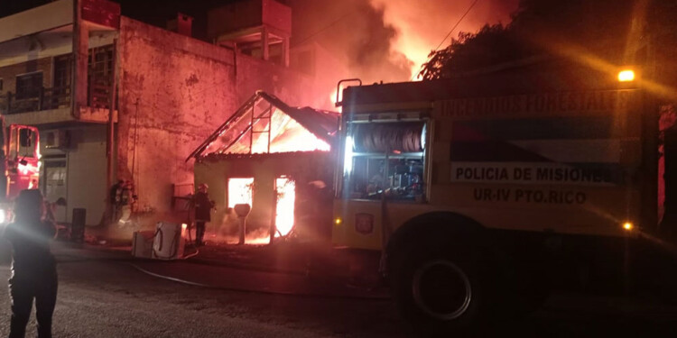 AVANZÓ RÁPIDAMENTE. Las llamas consumieron la vivienda.