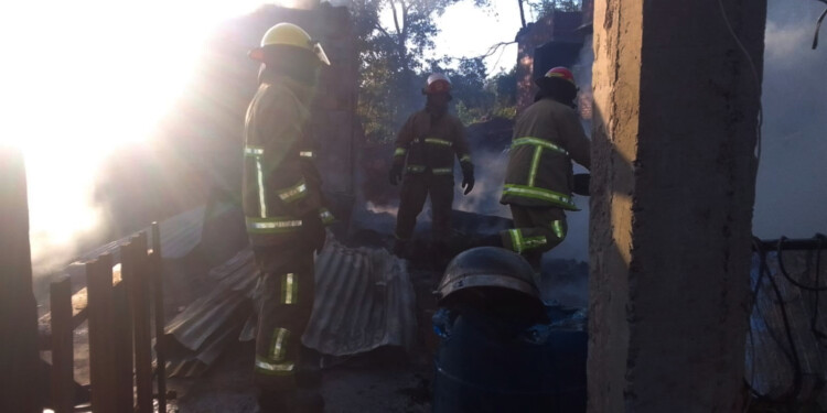 Una familia perdió su vivienda completa por incendio y solicitan ayuda