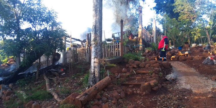 Una familia perdió su vivienda completa por incendio y solicitan ayuda