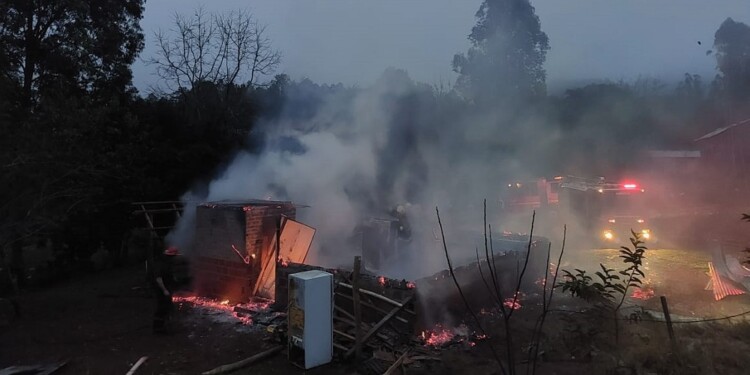 Un incendio consumió totalmente una vivienda en Panambí