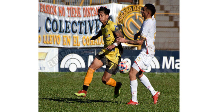A BUSCAR LA PELOTA. Rodrigo Cerdán intenta escapar a la marca de un rival. El Colectivero necesitó más del volante.