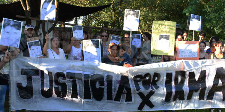 DICIEMBRE DE 2020. Al cumplirse cuatro años hubo pintadas y fuerte reclamo por justicia en el acceso al túnel donde fue atacada Irma Ferreyra.