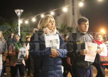 Más de un centenar de personas acompañó a los padres de Josías