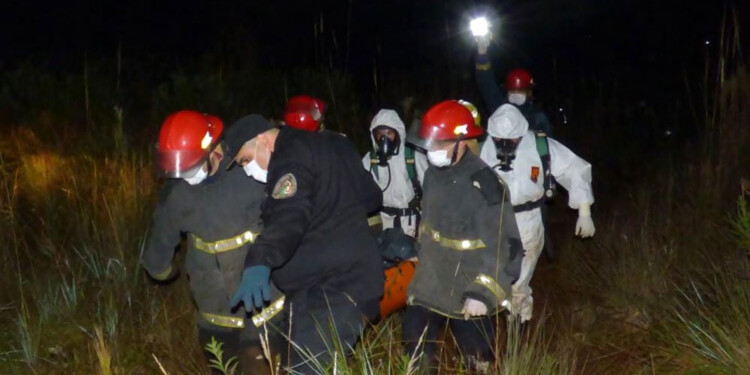 LABORES NOCTURNAS. Los restos, que se presumen son del menor desaparecido desde el 30 de abril, fueron encontrados en un bañado obereño.