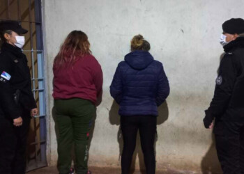 Detienen a una mujer y a su hija por romperle un diente a una oficial