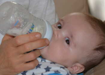 ¿Cómo actuar si el bebé se atraganta con la leche?