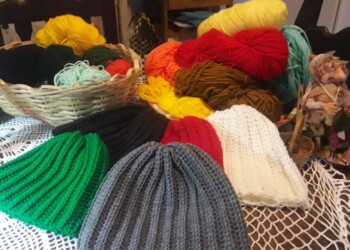 Tejedoras Solidarias avanzan en la confección de gorros para abuelos