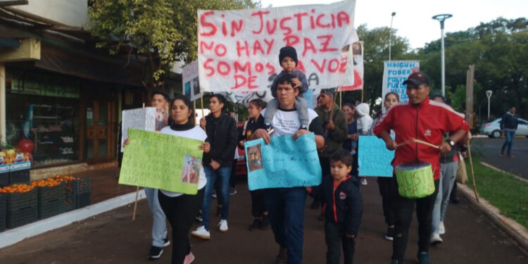 “NO VAMOS A BAJAR LOS BRAZOS”. Karina Verón reiteró ayer que esperan que el juez llame y detenga a Sereno por el trágico final de su hijo.