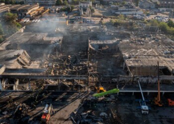 Al menos 18 muertos tras el impacto de misiles rusos en un shopping de Ucrania