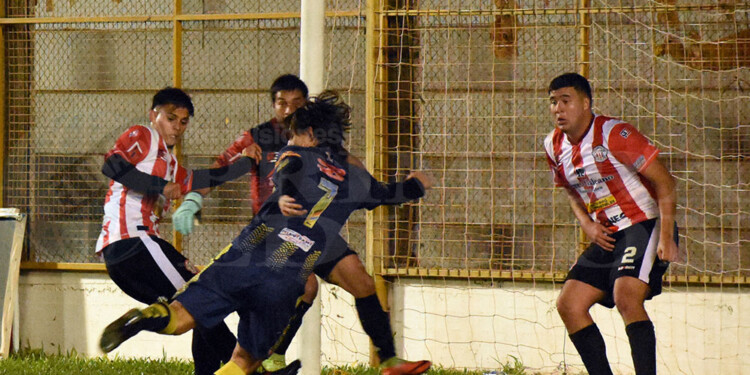 ZURDAZO Y A COBRAR. Lucas Vargas (camiseta 7) recibe de Schmidt, le pega de primera y marca el primero para Mitre.