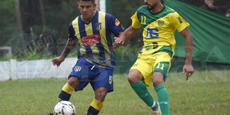 ANTICIPO. “Beto” Comes de  Mitre se anticipa a la marca de Santiago Benítez.