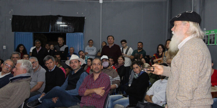 El paso alternativo se encuentra inundado por la crecida del afluente debido a las lluvias que azotaron la provincia en los últimos días.