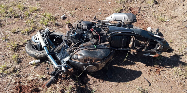 DESTROZOS EVIDENTES. La Yamaha FZ de Quiroz muestra la violencia del impacto y el trágico deceso del conductor.