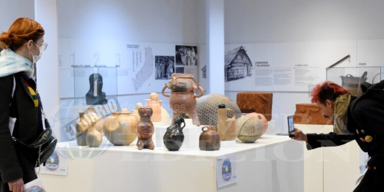 RIQUEZA MULTICULTURAL. “Tembe’y, Orilla”, una muestra que congrega a los artistas de la región, estará abierta hasta julio en el Museo Aníbal Cambas.