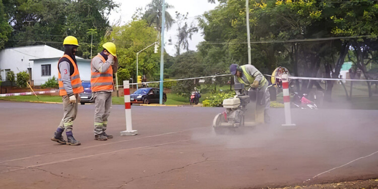 APÓSTOLES. Avanzan las obras en la colectora en la ruta 105, comentó la jefa comunal María Eugenia Safrán.