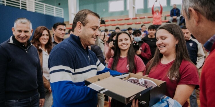 LA PILCHA LISTA. El gobernador les entregó la indumentaria en el CePARD.