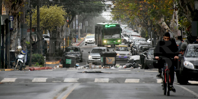 CONFLICTO. El paro de actividades afectó a diversos servicios como la recolección de residuos en la capital provincial.