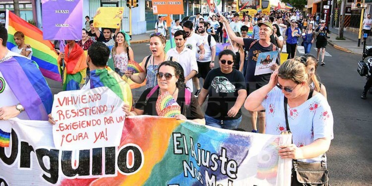 EN LAS CALLES. La marcha busca visibilizar a la comunidad LGBTIQ+ para reclamar inclusión social en Misiones.