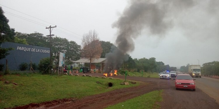 Cortes de ruta y avenidas por el paro de municipales en Posadas