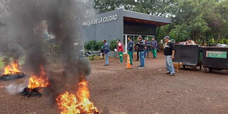 Cortes de ruta y avenidas por el paro de municipales en Posadas