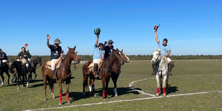 LAS MANOS ARRIBA. El festejo del equipo misionero tras lograr el primer lugar en Curuzú Cuatiá, Corrientes.