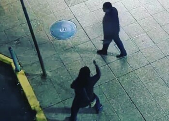 A las piñas en plena plaza 9 de Julio de Posadas