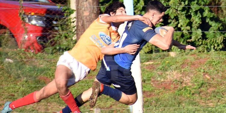 AL TRY. Fernando Vargas se lanza al ingoal de CURNE para apoyar el primer try de CAPRI y del partido de ayer.
