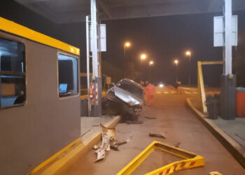 Conductora perdió el control y se incrustó contra el peaje de Fachinal