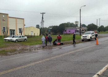 Motociclista evitó atropellar a un perro pero su acompañante resultó herida