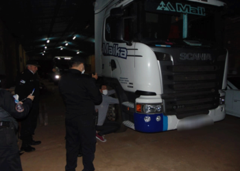 Recuperaron en un galpón de Montecarlo un camión robado en Buenos Aires