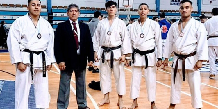CON LA MEDALLA. El equipo que consiguió el bronce en kumite.