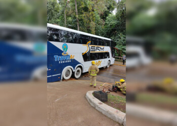 Tras una mala maniobra, un colectivo obstaculizó el tránsito en Iguazú