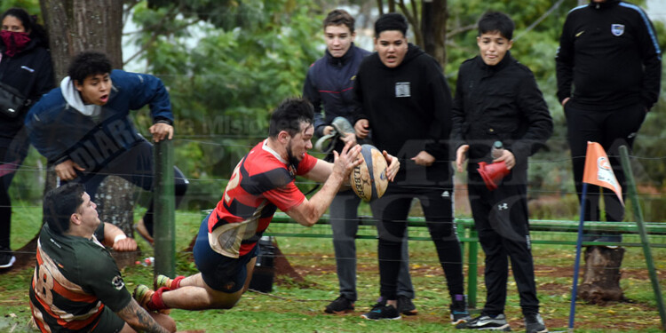 A COBRAR. Francisco Galeano se dispone a apoyar su try, el que le dio ayer la victoria a Centro sobre Lomas.
