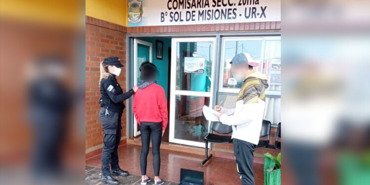 Fue detenida mientras intentaba vender la notebook a los vecinos del barrio.