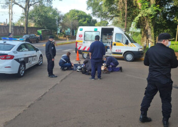 Motociclista intentó maniobrar en “U” y despistó en la avenida Urquiza