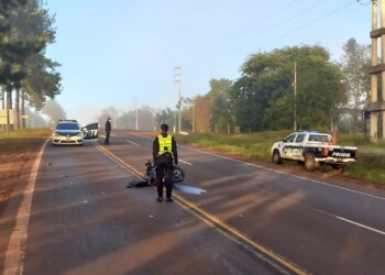 Un motociclista embistió la parte de atrás de un auto y fue hospitalizado