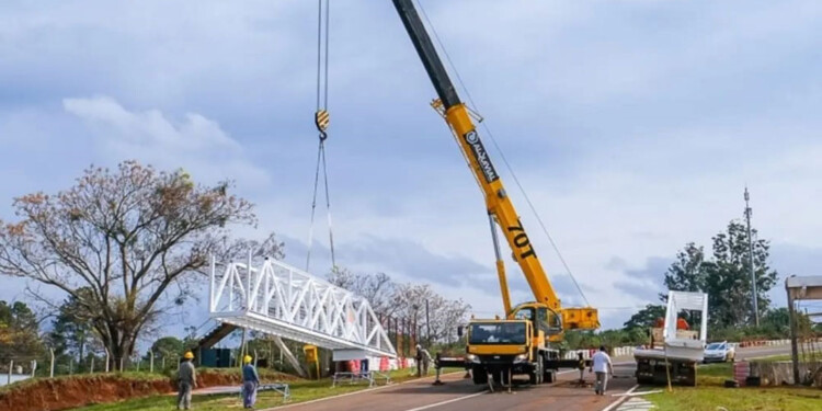 EN MARCHA. Ayer se llevaron a cabo los trabajos para instalar el puente. (Foto: Gentileza A. Smialkowski)