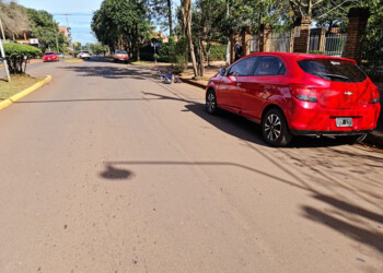 Estacionó, abrió la puerta de su vehículo y se llevó puesto a un motociclista