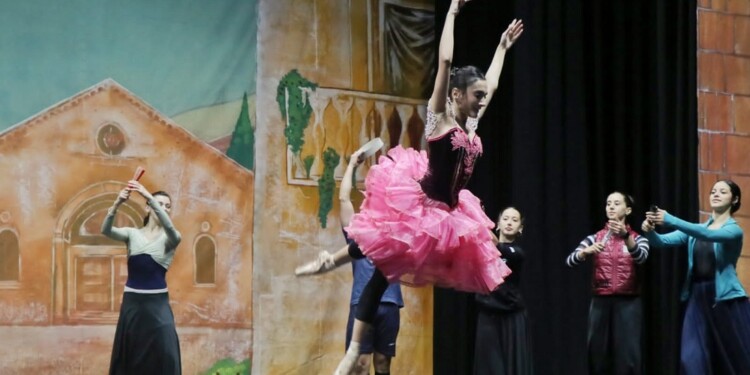 Tres funciones para ver “Don Quijote” en Posadas el fin de semana extra largo