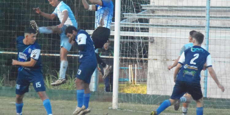 LA CLAVE. El arquero Juan Mendoza fue clave para sostener el resultado para el conjunto de Puerto Piray. (Foto gentileza C. Reble)