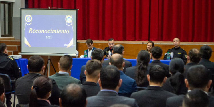 CEREMONIA. Se llevó a cabo en el salón auditórium de Jefatura.