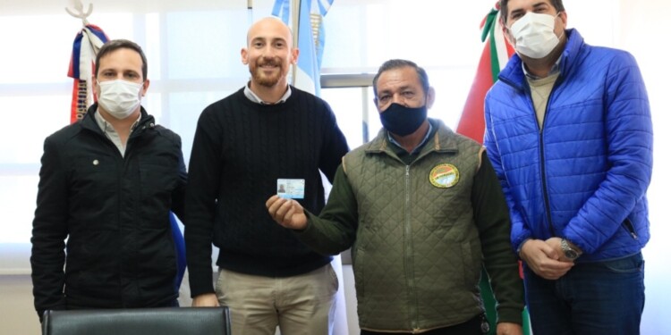 RECONOCIMIENTO. Héctor Gómez es el primero en acreditar esta leyenda en su licencia nacional de conducir.