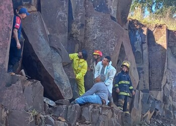 Rescatan a un hombre, tras quedar atrapado en un derrumbe de rocas
