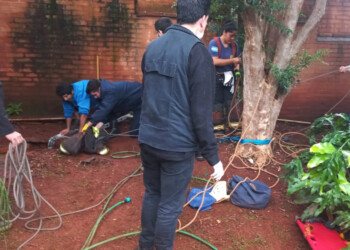 Rescatan a un hombre que se cayó a un pozo de agua en Eldorado