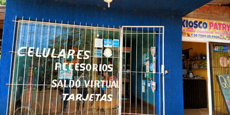 ZONA CÉNTRICA. La tienda de celulares fue atacada ayer a las 8.30, segundos después del inicio de la jornada laboral.